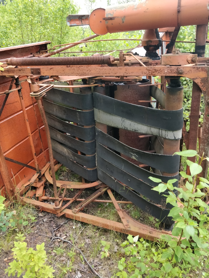 Yup, it IS! An Allis-Chalmers Roto-Baler! The first commercial round baler. Introduced in 1947, production ended in 1960. This looks restorable...